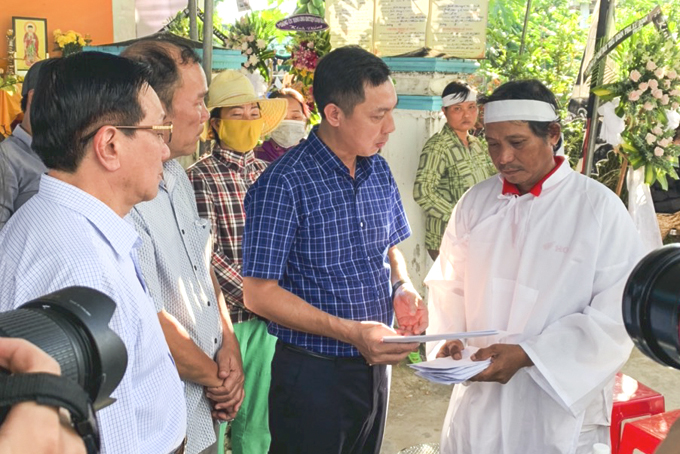 Chiều 27-11, Ủy ban An toàn giao thông quốc gia, Ban An toàn giao thông tỉnh và huyện Vạn Ninh đến thăm, động viên và chia buồn với gia đình ông Nguyễn Đăng Khoa (trú xã Vạn Bình, Vạn Ninh) có 3 người tử vong vì tai nạn giao thông tại tỉnh Phú Yên; đồng thời trao hỗ trợ 30 triệu đồng cho gia đình.