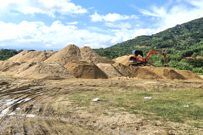 .......  và Hàng trăm khối cát bị bắt quả tang tại hiện trường sau một đêm đã “không cánh mà bay”.