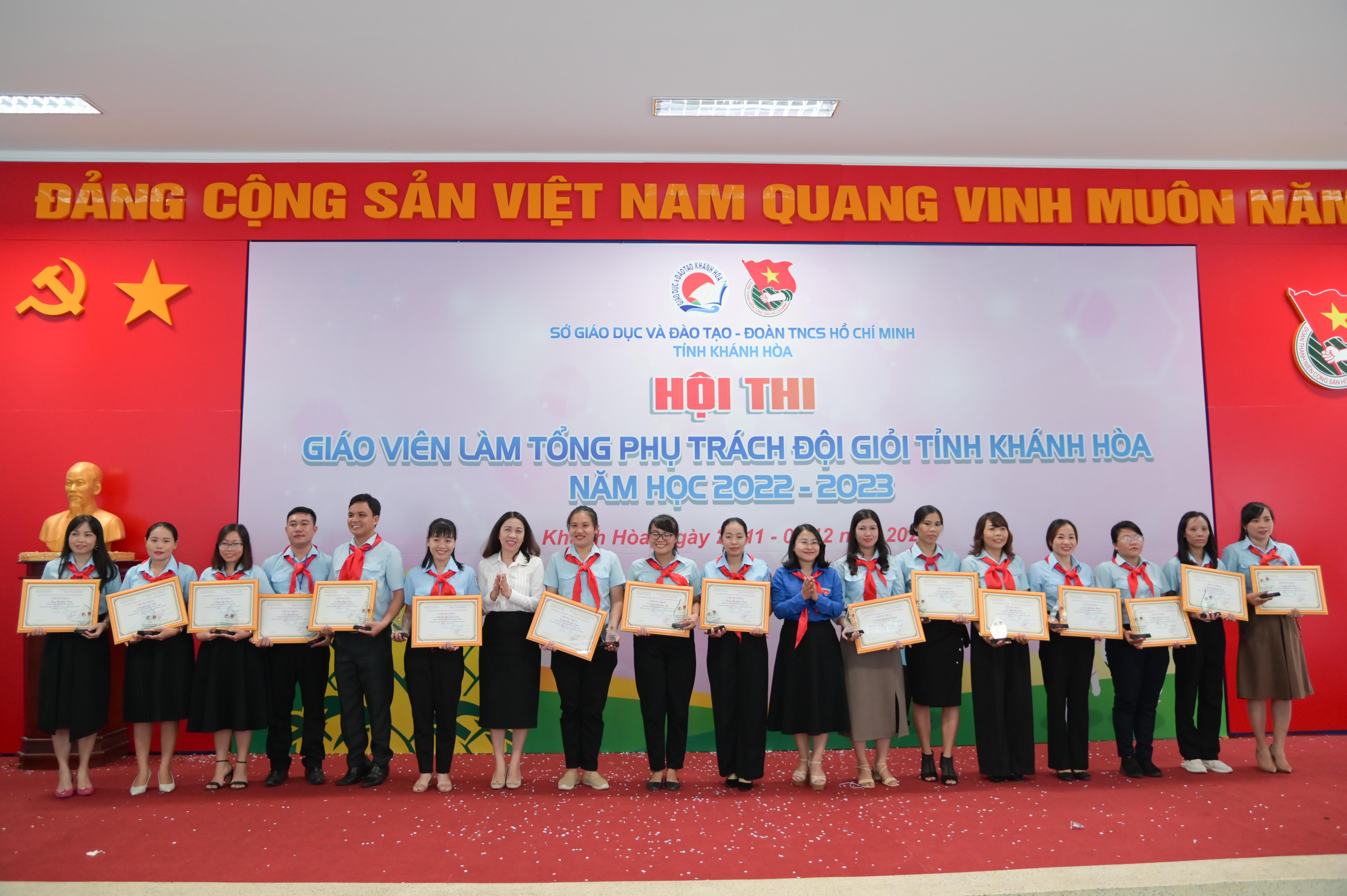 Ban tổ chức trao quyết định công nhận danh hiệu Giáo viên làm Tổng phụ trách Đội giỏi cấp tỉnh năm học 2022 - 2023 cho các giáo viên