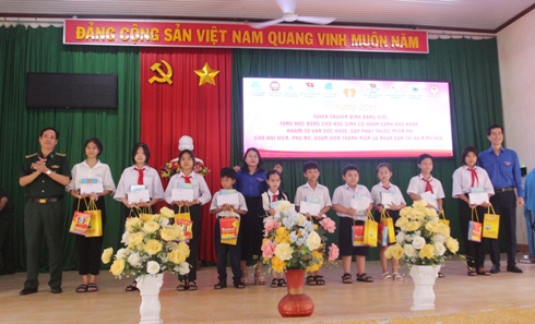 Đại diện các đơn vị tặng quà và học bổng cho các em học sinh.