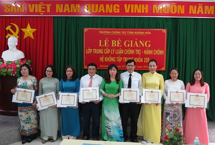 Các học viên đạt thành tích trong học tập và rèn luyện nhận giấy khen. 