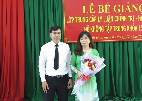 Đại diện học viên tặng hoa cho lãnh đạo nhà trường. 