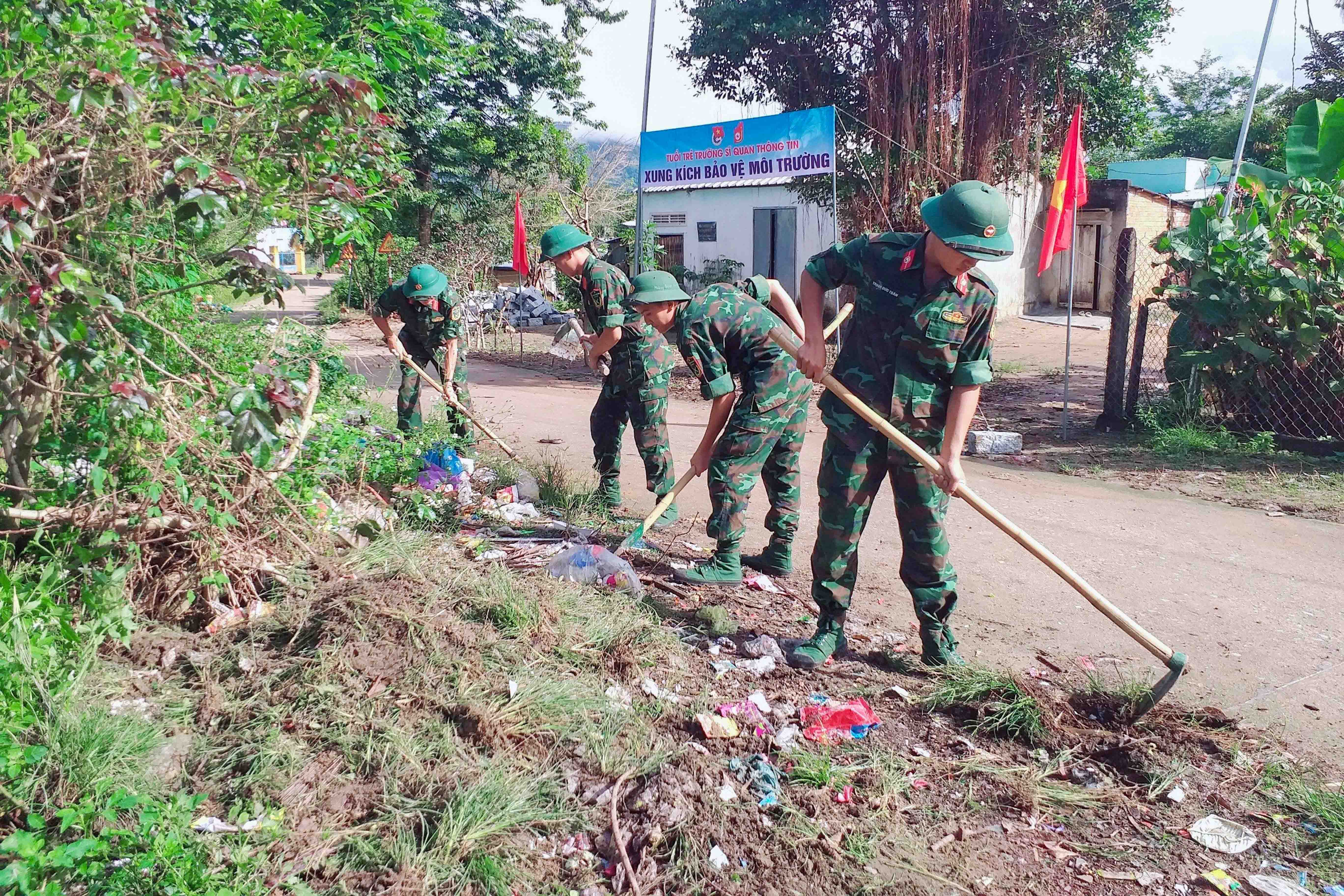 Phát quang bụi rậm, vệ sinh đường dân sinh