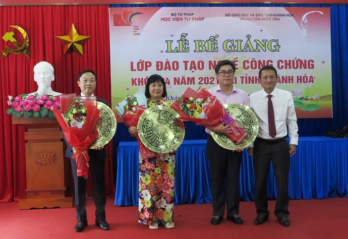 Đại diện học viên tặng hoa và quà lưu niệm cho lãnh đạo Trung tâm Giáo dục thường xuyên tỉnh và Học viện Tư pháp. 