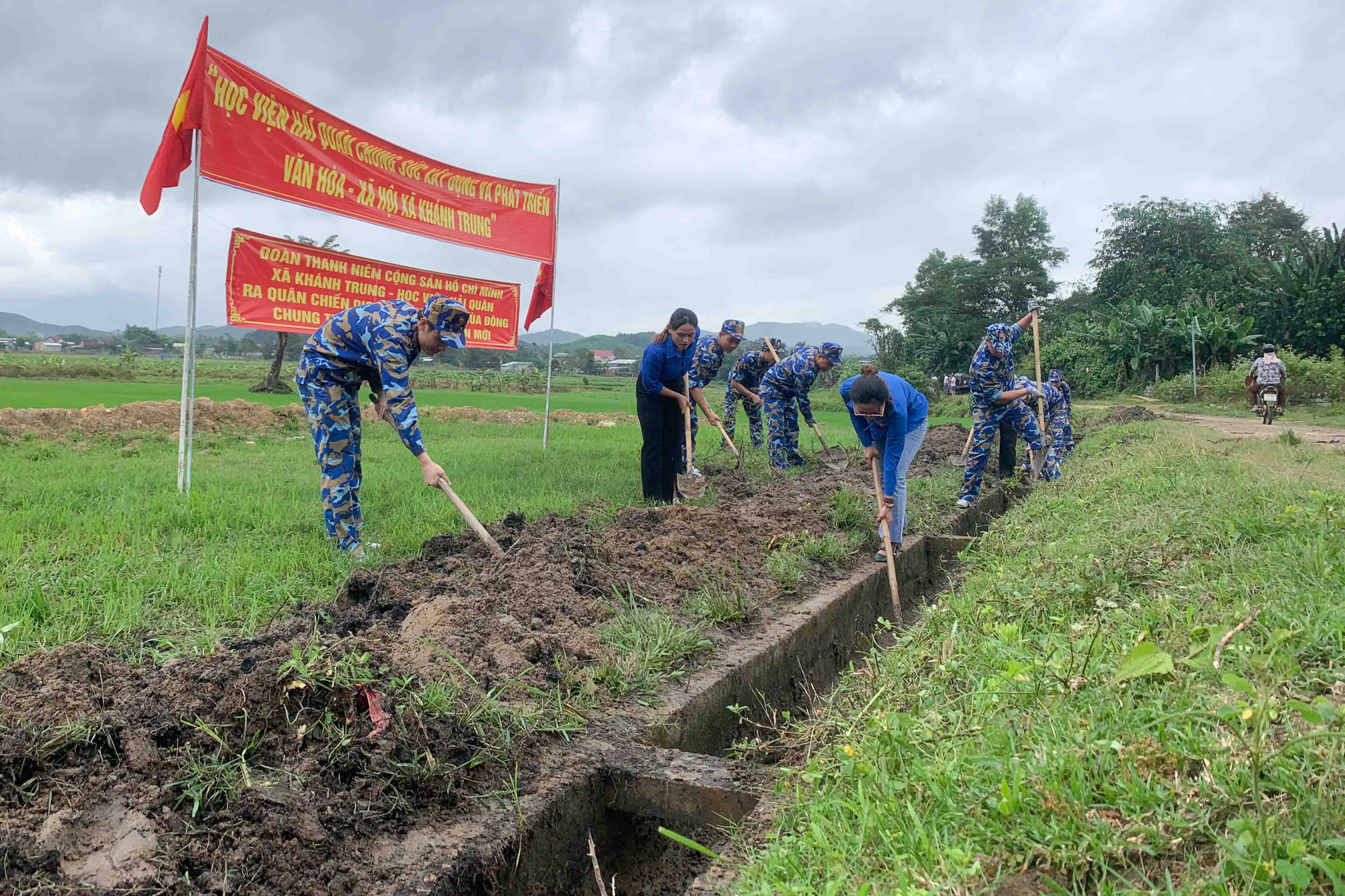 Nạo vét kênh mương dẫn nước tưới tiêu tại xã Khánh Trung