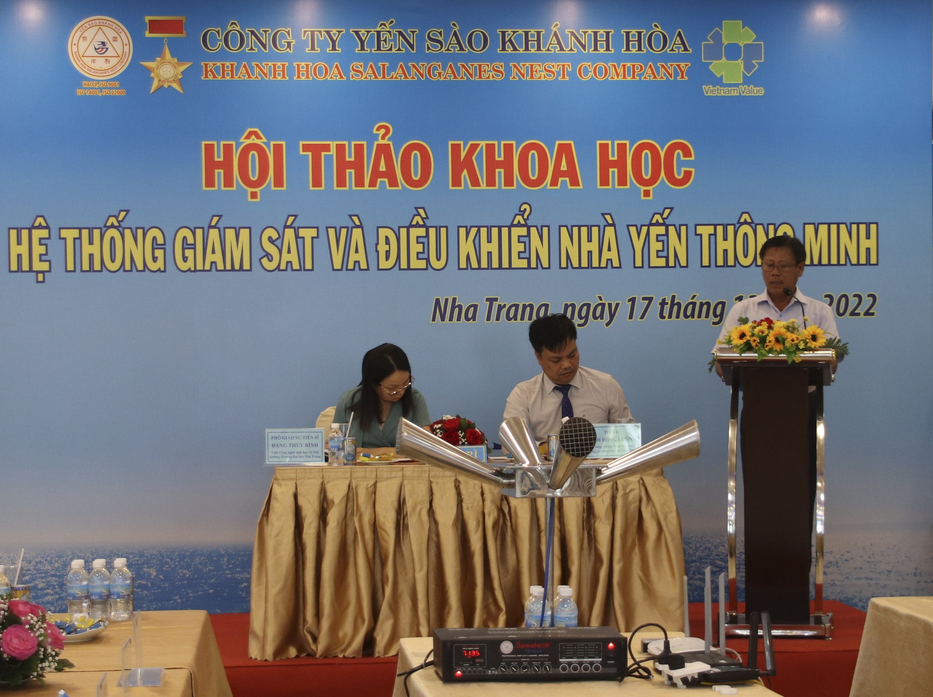 Trình bày tham luận tại hội thảo