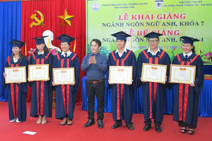 Lãnh đạo Viện Đào tạo Mở và Công nghệ thông tin trao giấy khen cho các học viên khóa 1.