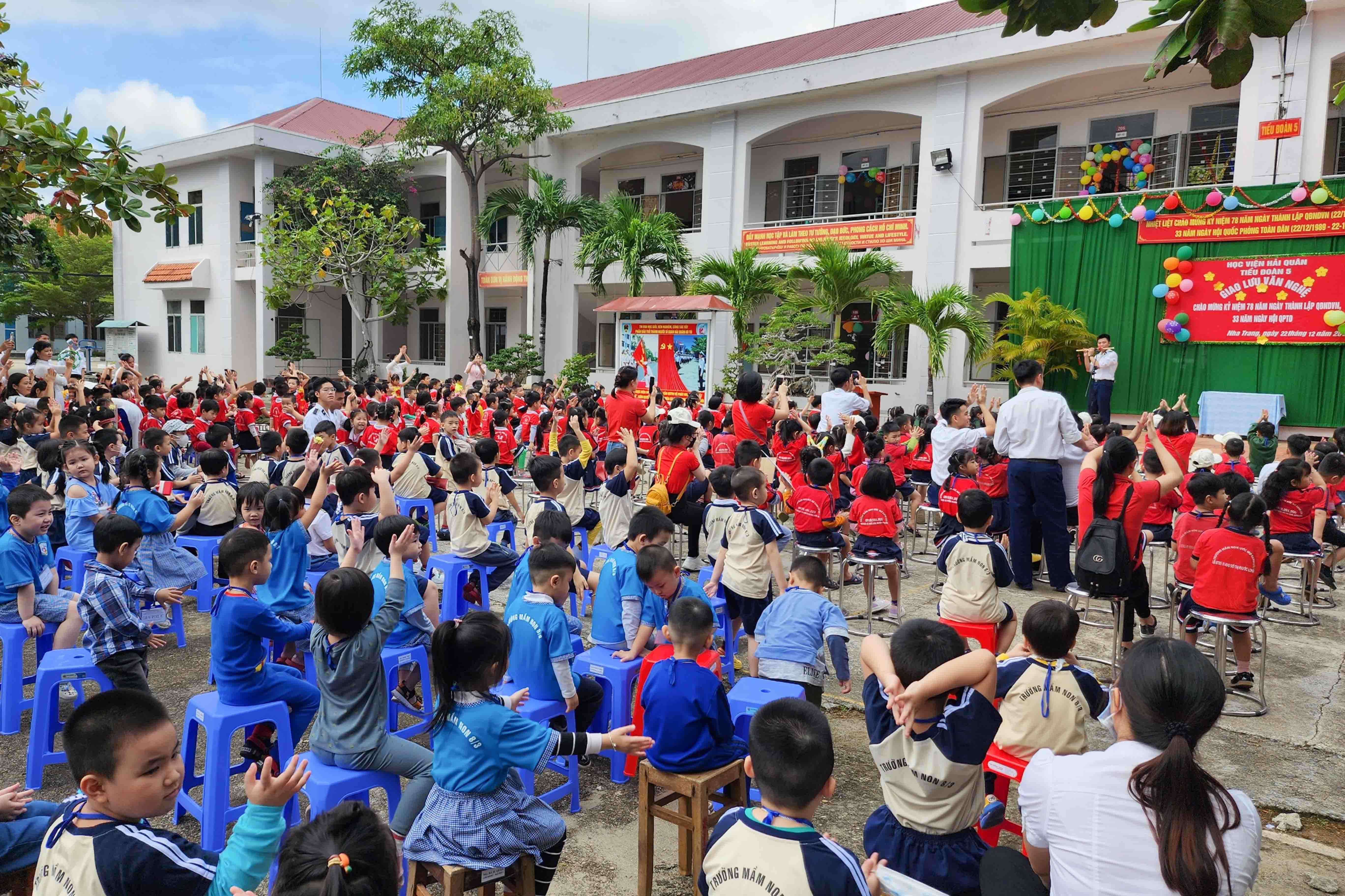 Các học sinh, giáo viên đến giao lưu tại Học viện Hải quân