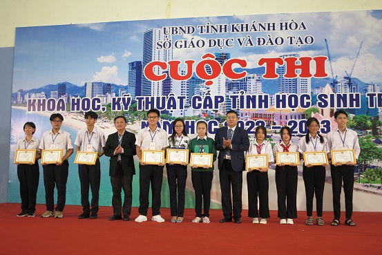 Lãnh đạo Sở Giáo dục và Đào tạo và Trường Đại học Nha Trang trao giấy chứng nhận cho các dự án đạt giải nhất. 