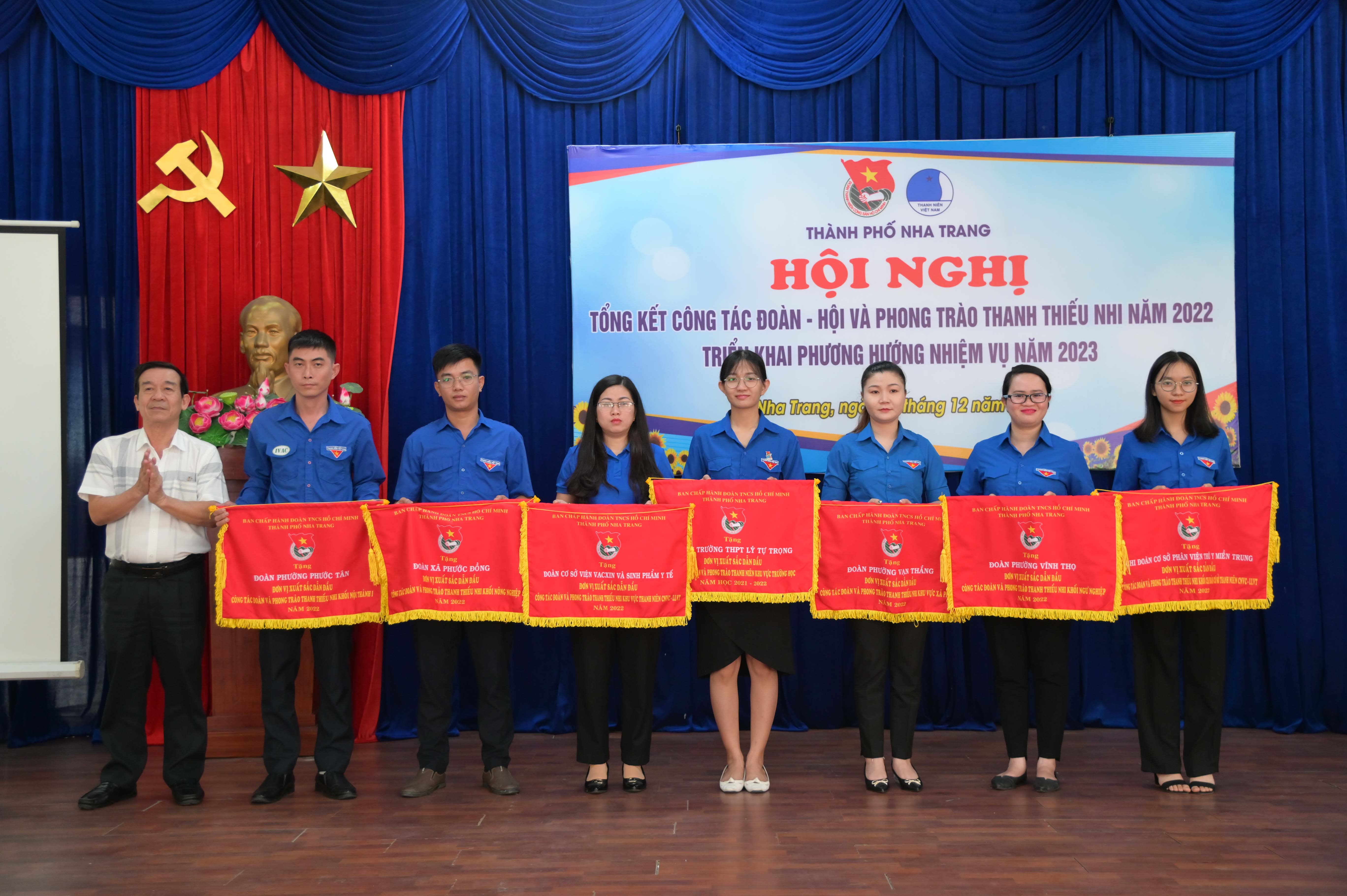 Lãnh đạo TP. Nha Trang trao cờ thi đua dẫn đầu công tác đoàn và phong trào thanh thiếu nhi của Thành đoàn Nha Trang cho các cơ sở đoàn 