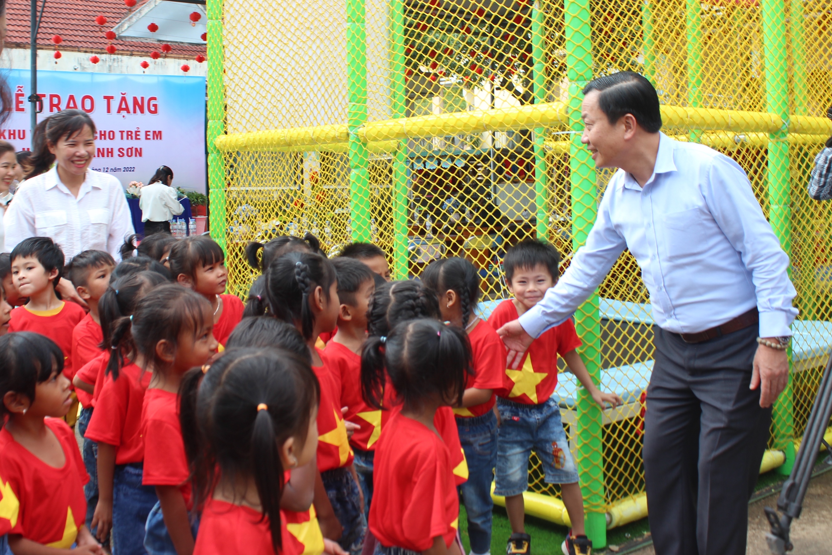 Và thăm hỏi các trẻ nhỏ.