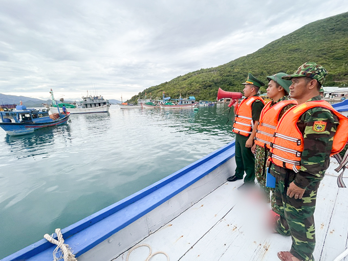 Lực lượng biên phòng tổ chức kiểm đếm, kêu gọi tàu thuyền ứng phó bão cuối năm 2022