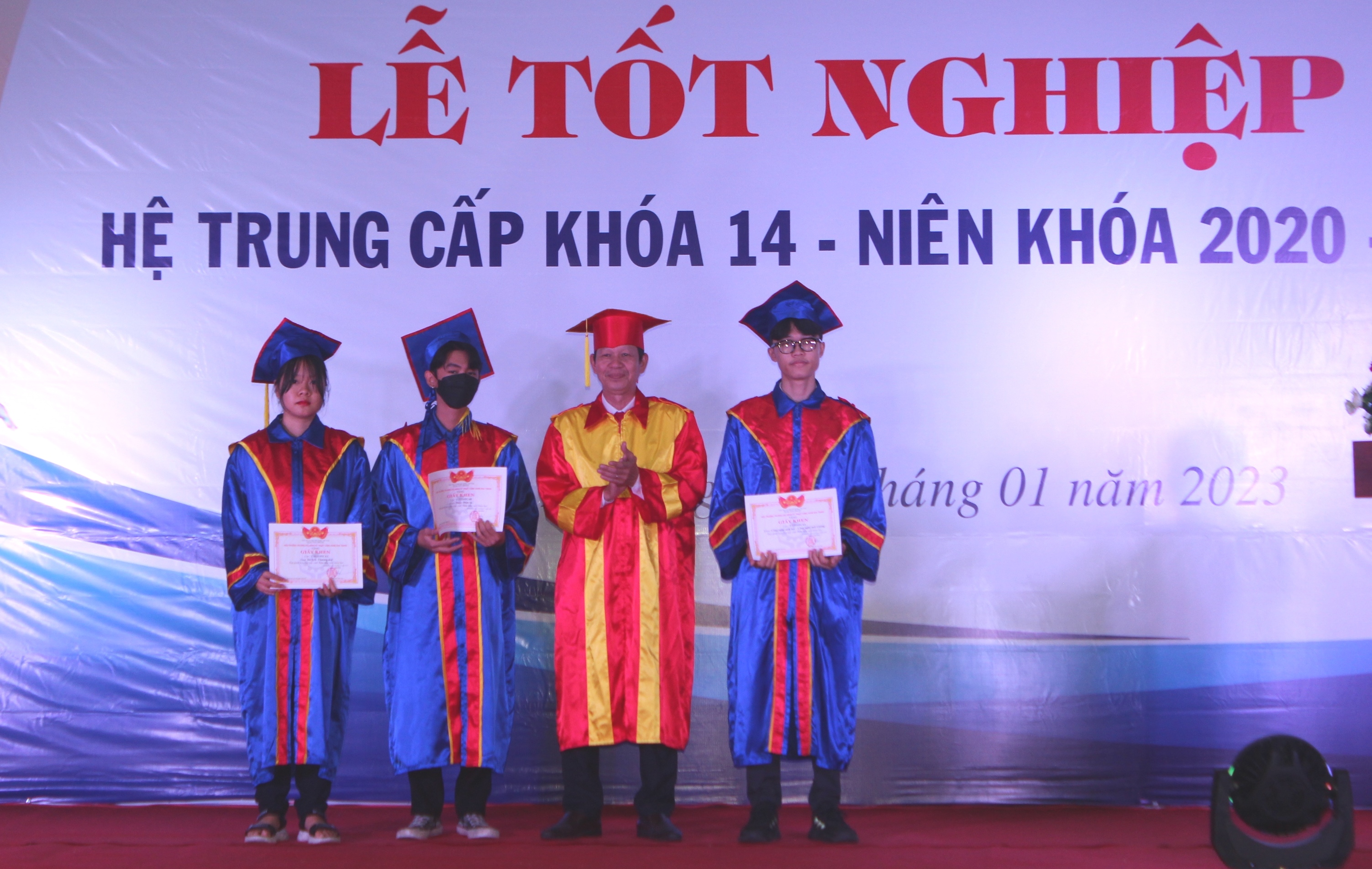 Khen thưởng những tập thể xuất sắc.