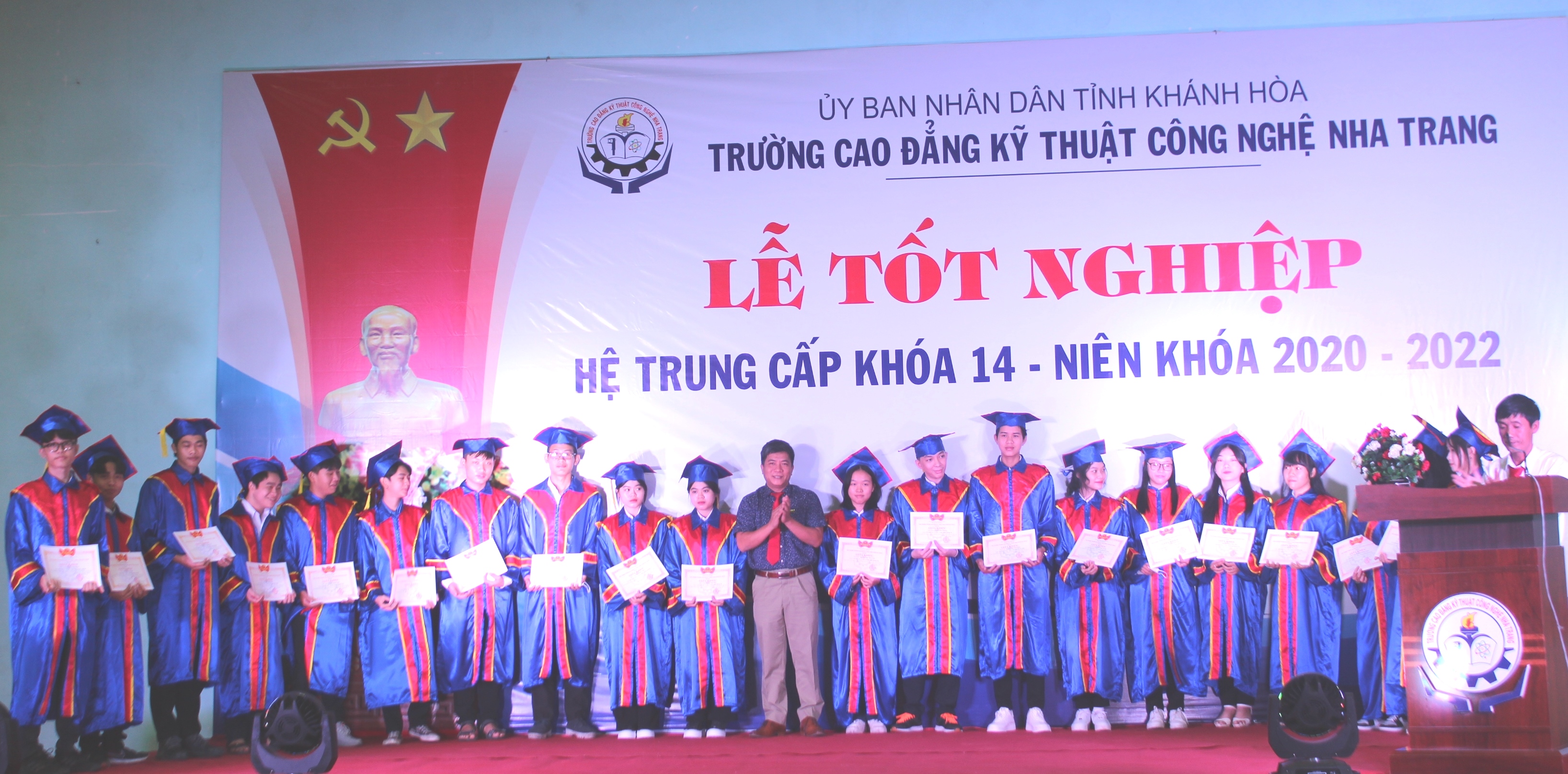 Khen thưởng những học sinh xếp loại giỏi.