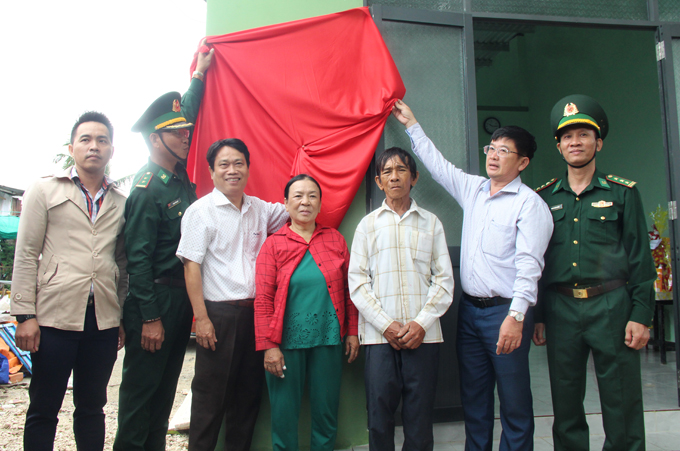 Lãnh đạo Báo Khánh Hòa và các đơn vị tháo băng khánh thành, bàn giao nhà cho gia đình bà Nguyễn Thị Hoa.