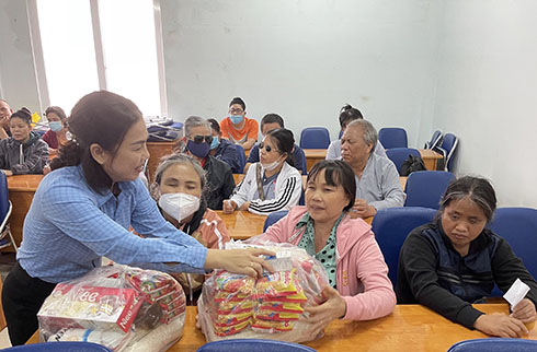 Bà Nguyễn Thị Cẩm Nhung - Chủ tich UBMTTQ Việt Nam phường Van Thắng trao quà cho người dân
