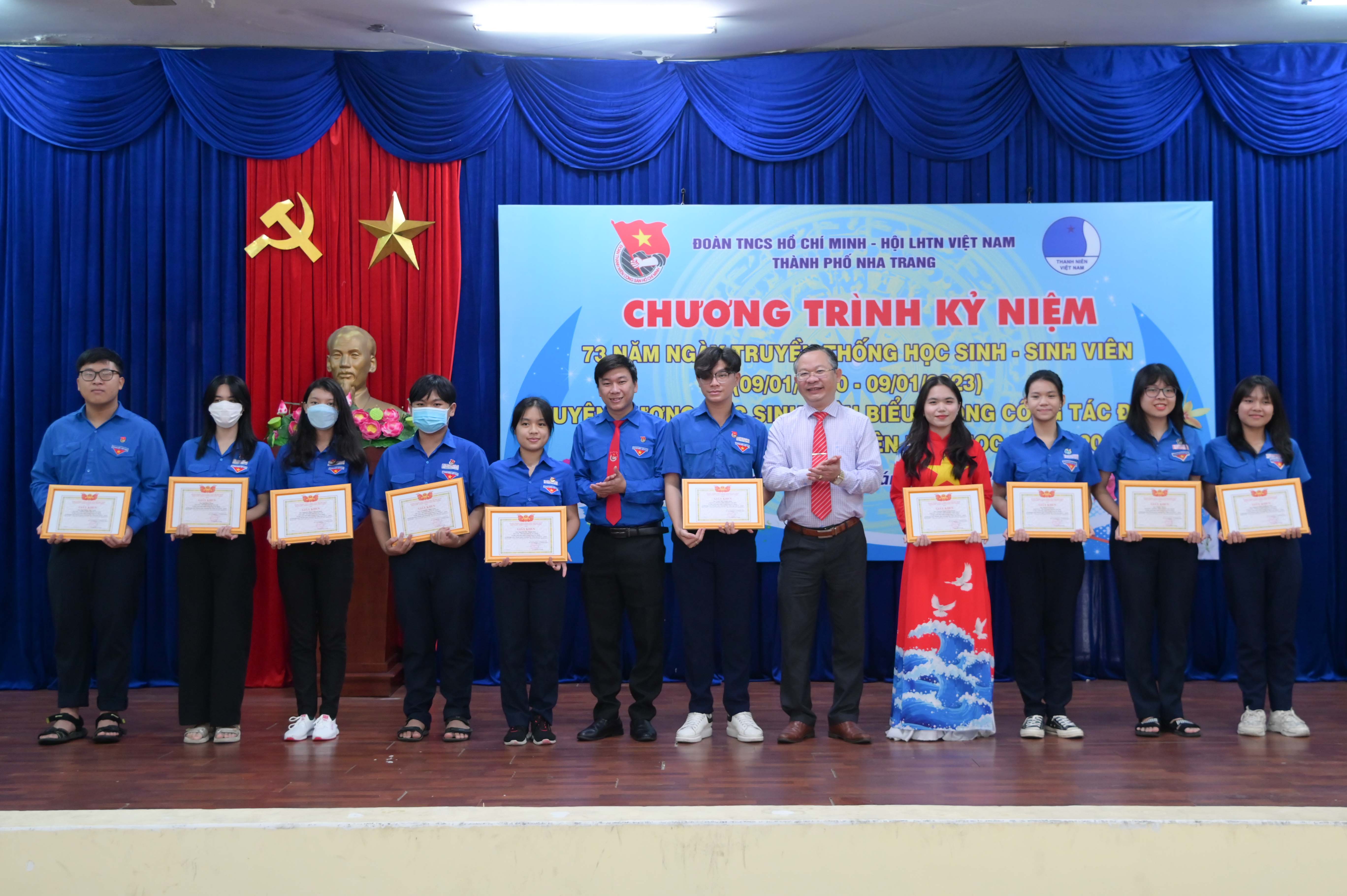 Ban tổ chức khen thưởng các học sinh tiêu biểu