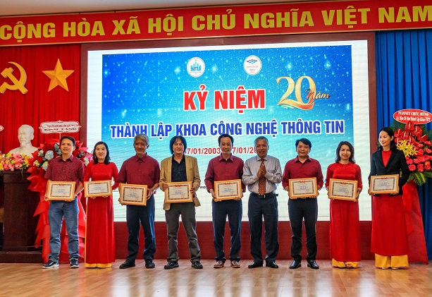 PGS.TS Trang Sĩ Trung - Hiệu trưởng Trường Đại học Nha Trang trao giấy khen cho các cá nhân của khoa. 