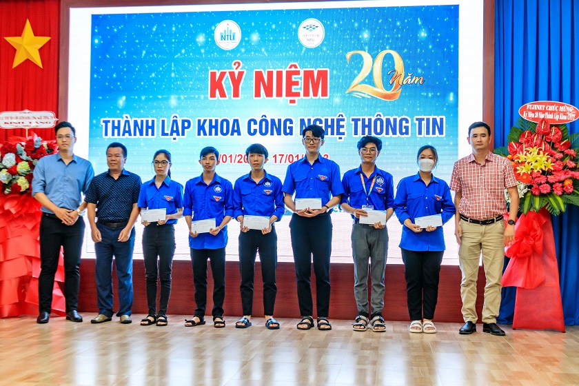 Doanh nghiệp trao học bổng cho sinh viên của khoa. 