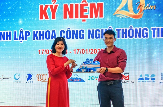 Lãnh đạo Khoa Công nghệ thông tin cắt bánh kem kỷ niệm 20 năm thành lập. 