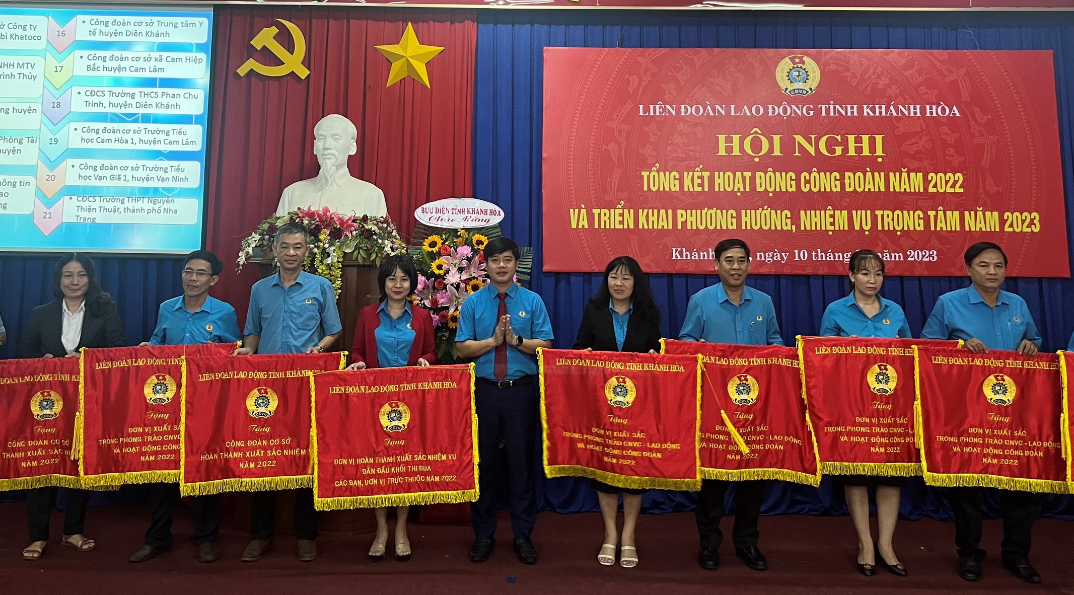 Ông Bùi Hoài Nam - Chủ tịch Liên đoàn Lao động tỉnh tặng cờ thi đua xuất sắc cho các tập thể.