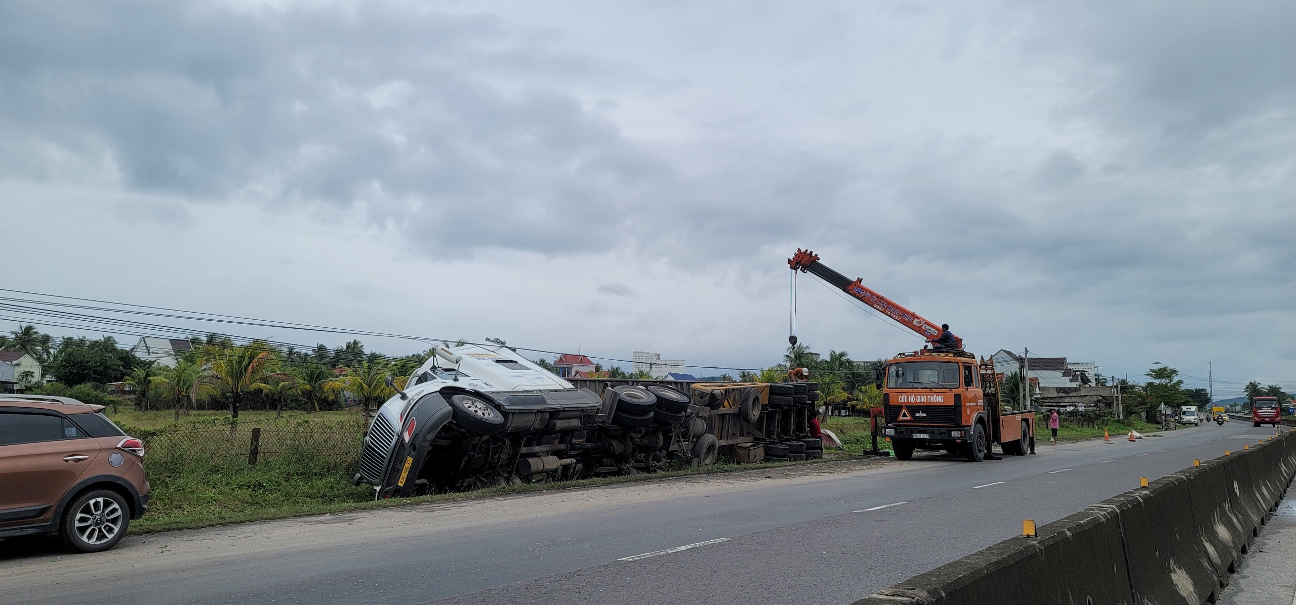 Xe đầu kéo bị lật nghiêng được cứu hộ cứu kéo.