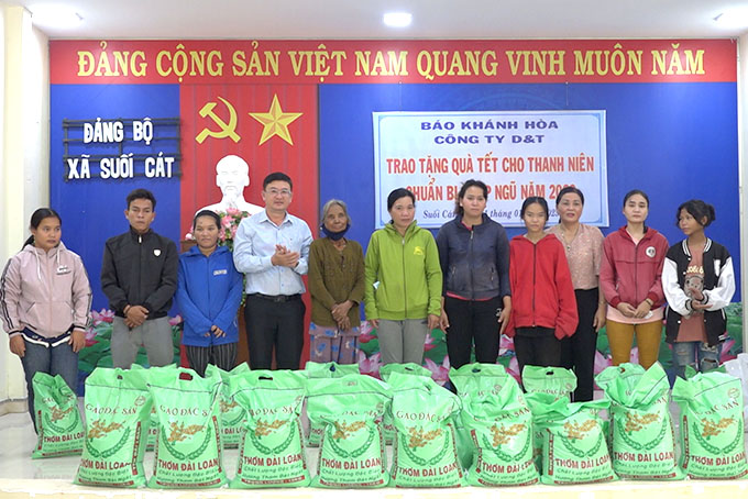 Lãnh đạo Báo Khánh Hòa trao quà cho người nghèo, người có hoàn cảnh khó khăn trên địa bàn xã Suối Cát, huyện Cam Lâm.