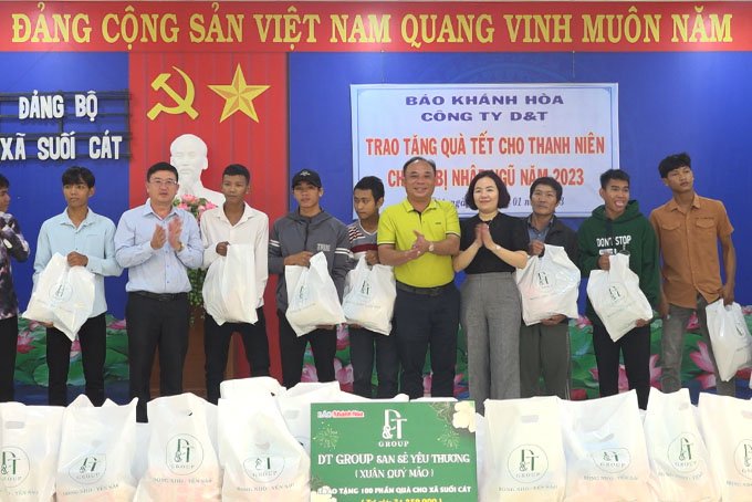 Lãnh đạo Báo Khánh Hòa và lãnh đạo đạo Công ty TNHH Sản xuất Thương mại Xuất nhập khẩu D&T tặng quà Tết cho thanh niên chuẩn bị nhập ngũ