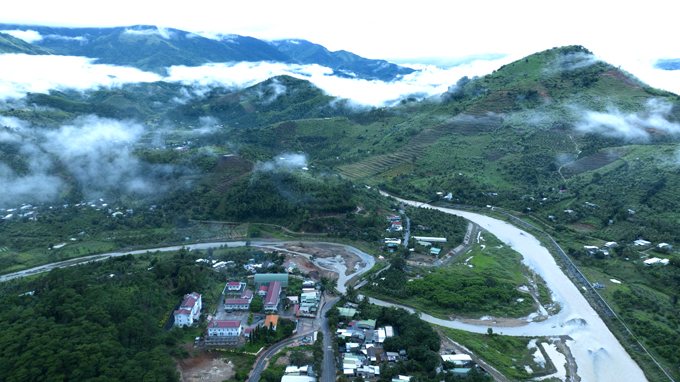 Một góc thị trấn Tô Hạp bây giờ, với dòng Tô Hạp uốn quanh. Ảnh: PHƯƠNG ĐÀI