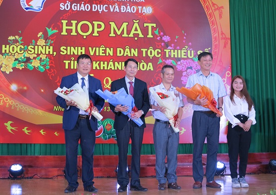 Đại diện học sinh, sinh viên tặng hoa cho lãnh đạo tỉnh, lãnh đạo Sở Giáo dục và Đào tạo 