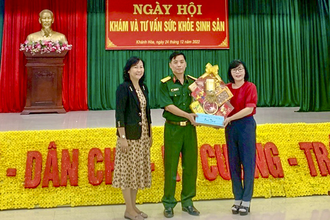 Lãnh đạo Hội Liên hiệp Phụ nữ TP.Nha Trang tặng quà Tết Ban Chỉ huy Quân sự thành phố.