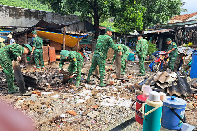 Cán bộ, chiến sĩ Đồn Biên phòng Bích Đầm tham gia hỗ trợ  xây dựng căn nhà tình nghĩa cho bà Nguyễn Thị Hoa, tổ dân phố Bích Đầm, phường Vĩnh Nguyên do Báo Khánh Hòa và Khatoco trao tặng.