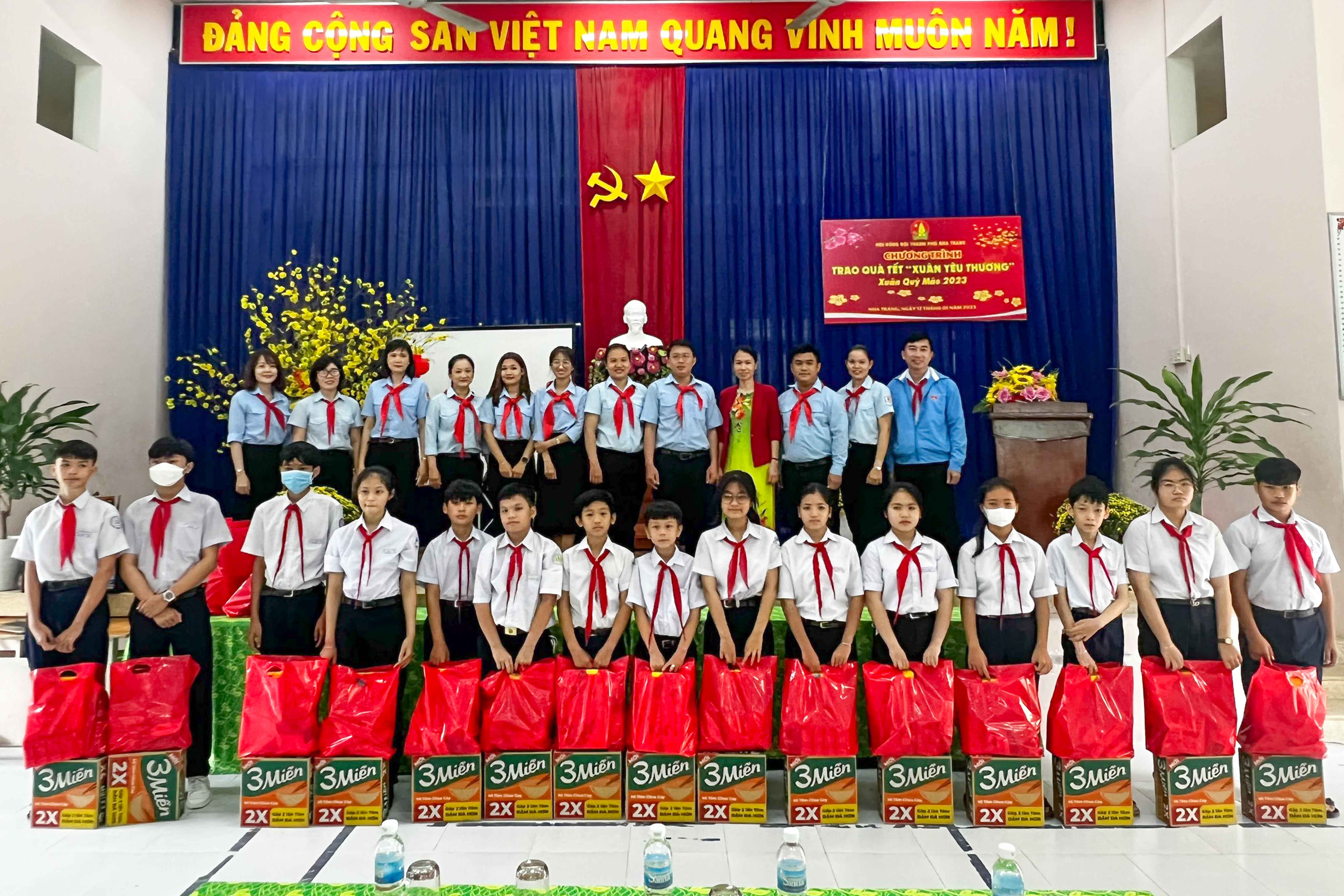 Trao quà Tết cho các học sinh, đội viên