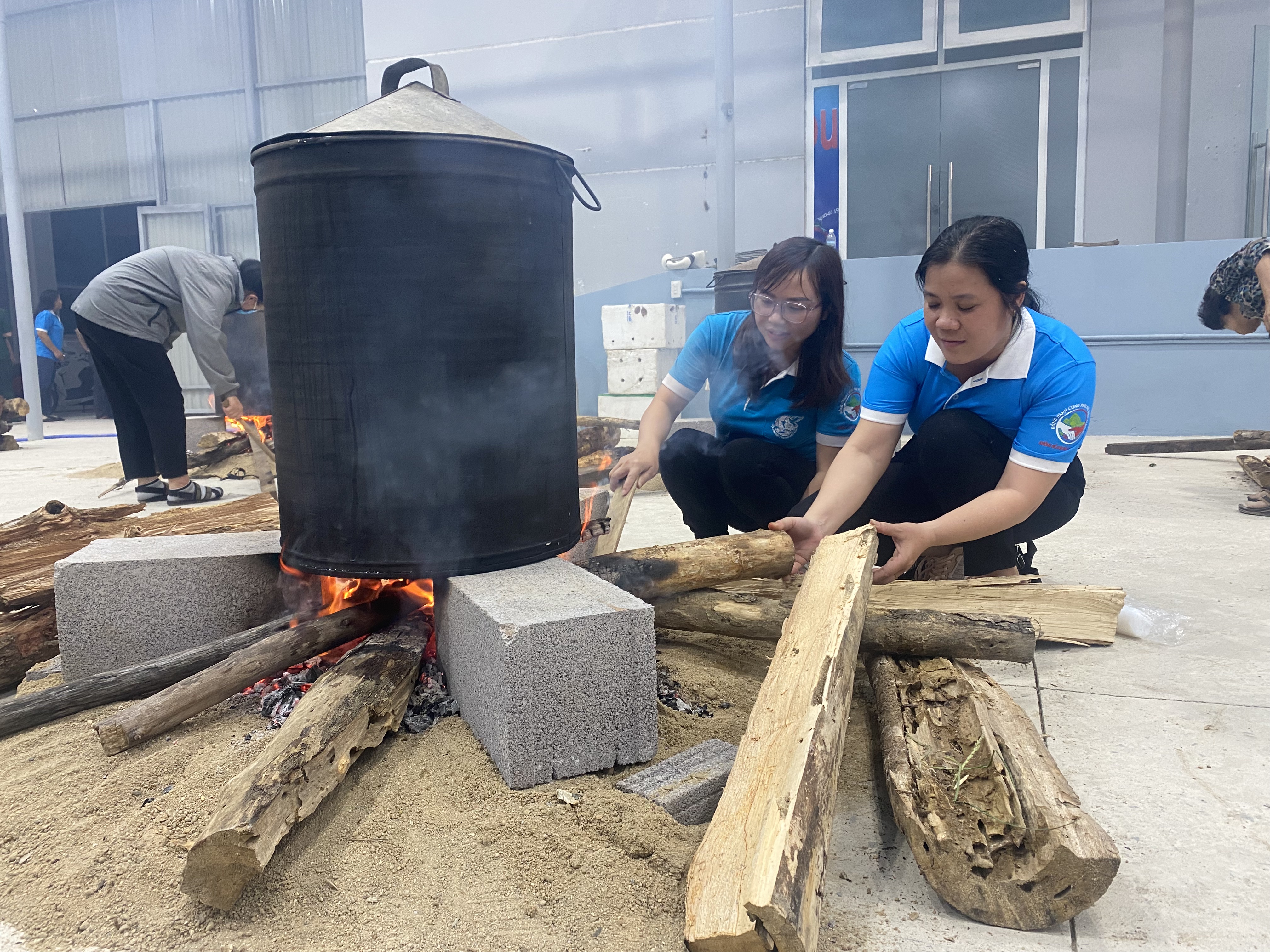 Hội Liên hiệp Phụ nữ phường Vĩnh Thọ tham gia nấu bánh.