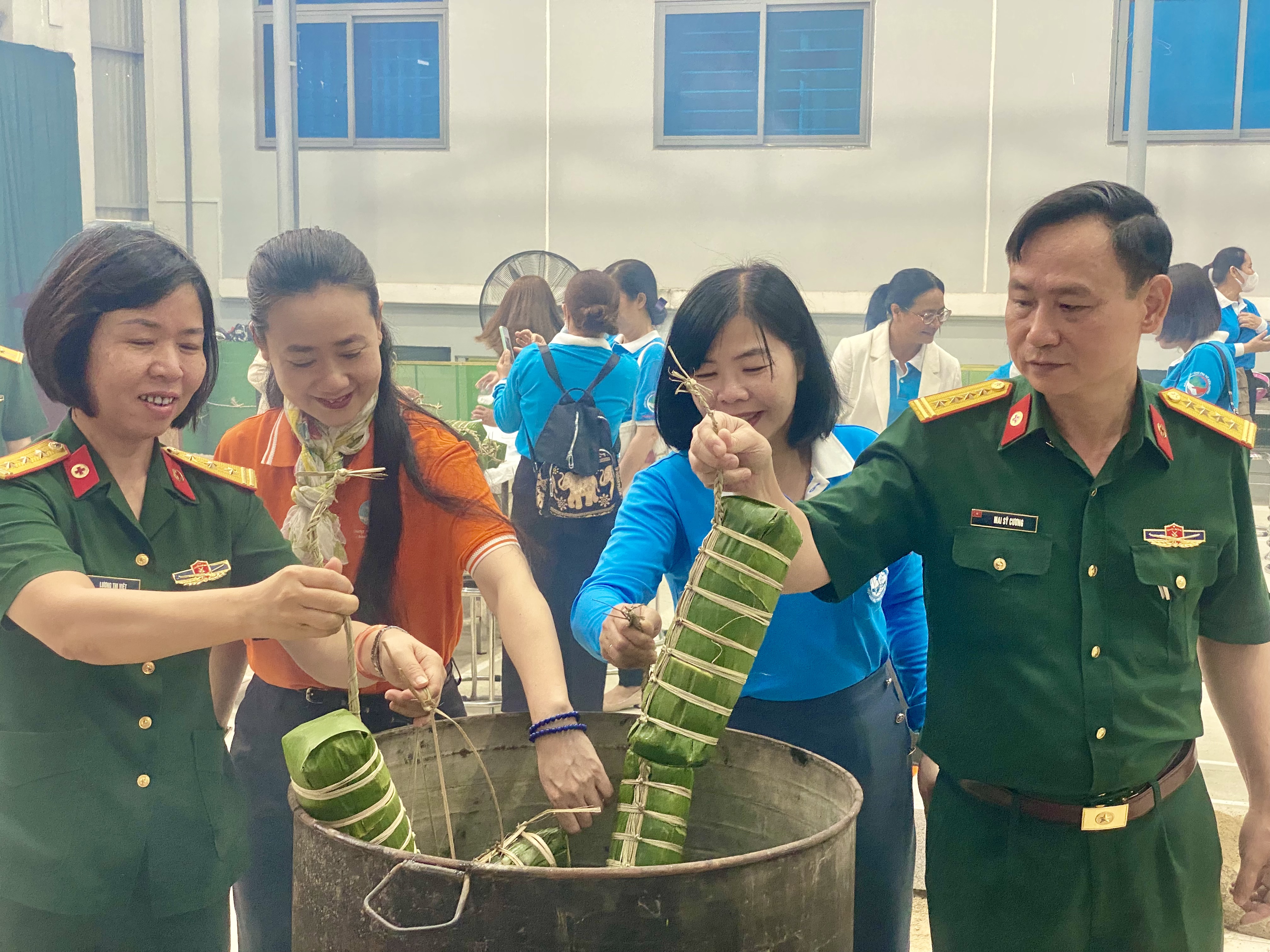 Các đại biểu tham gia ngày hội bỏ bánh vào nồi.