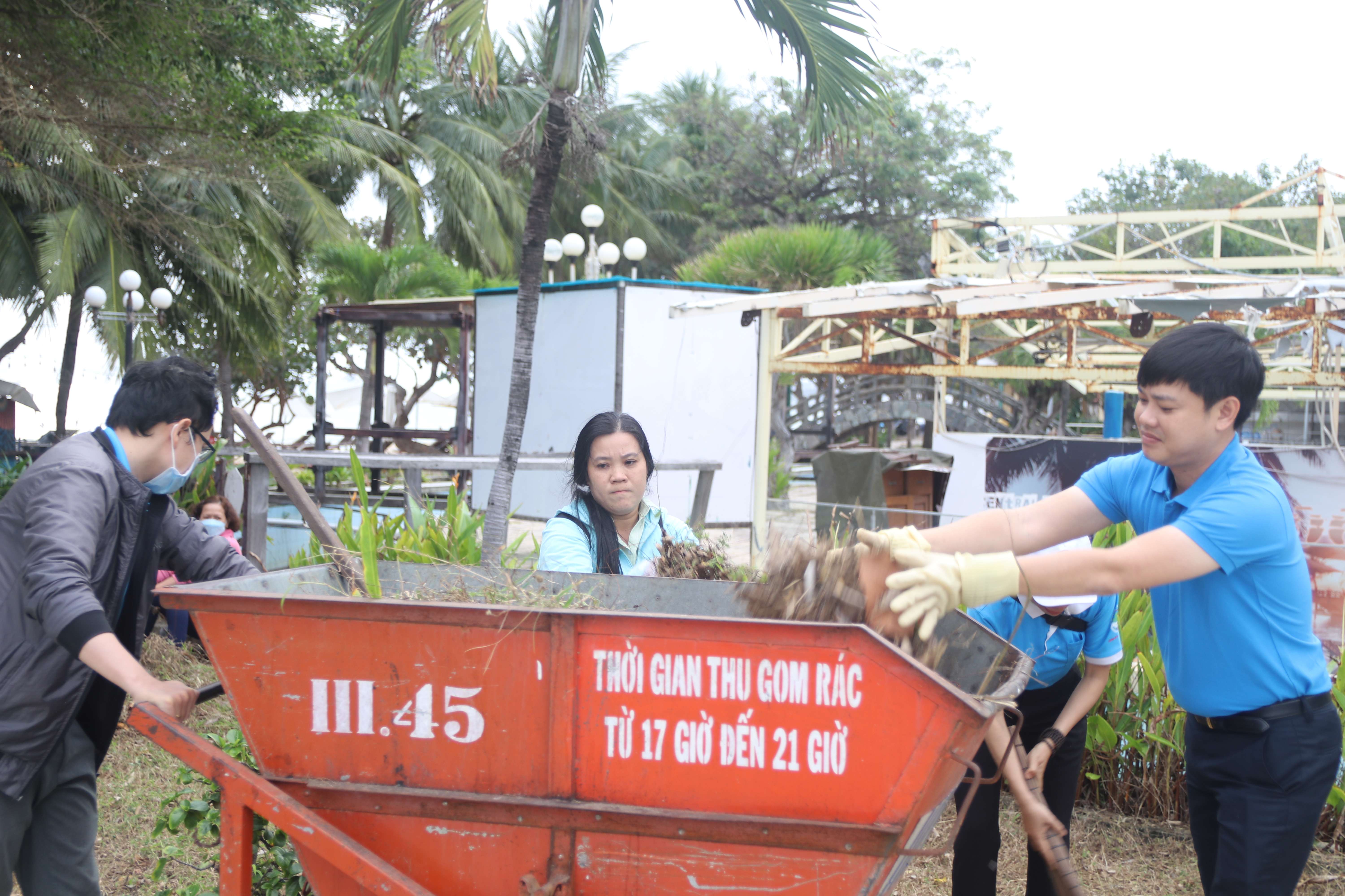 Cán bộ công đoàn tham gia thu gom rác thải.