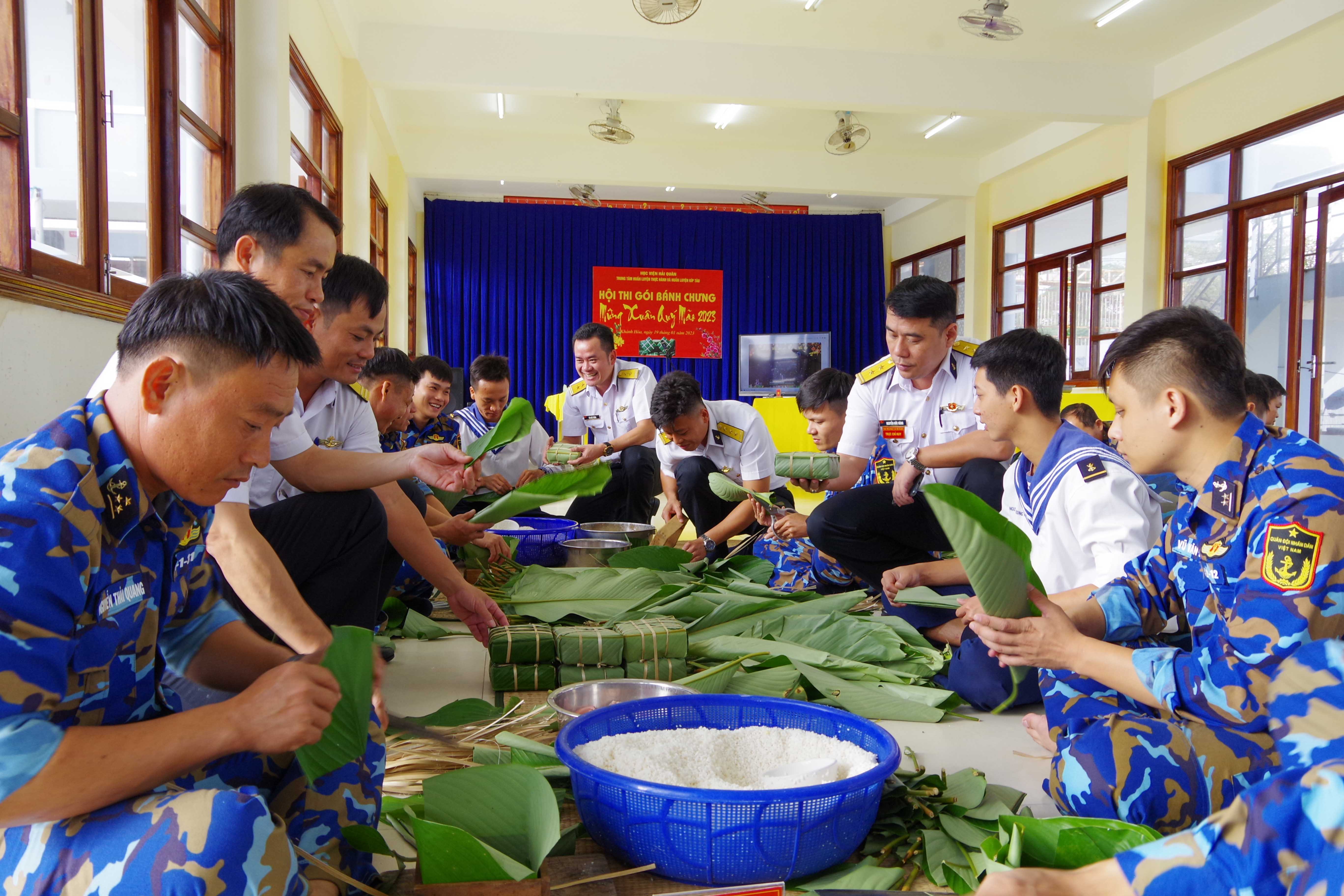 Thi gói bánh chưng tại Trung tâm huấn luyện thực hành và huấn luyện kíp tàu