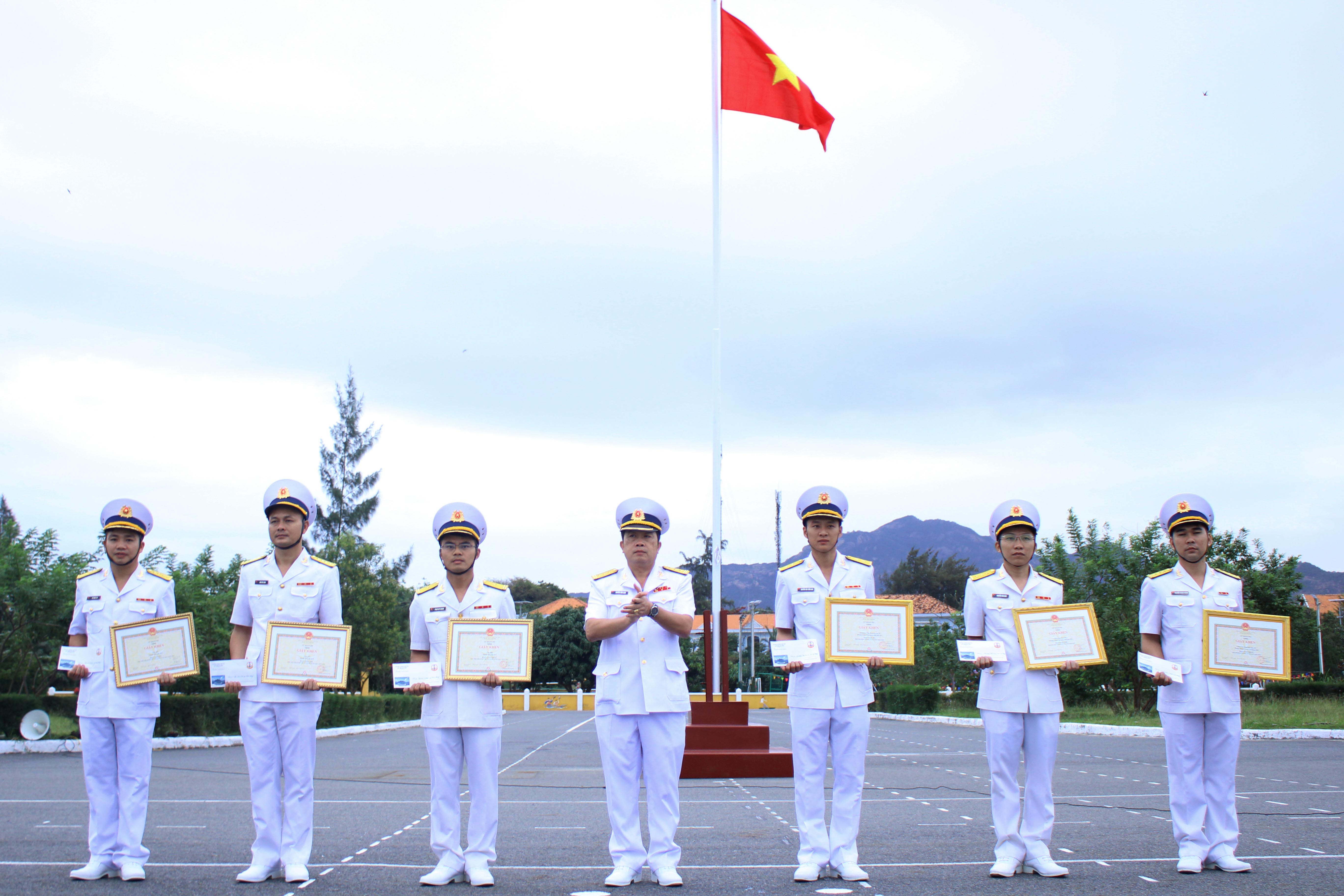 Chỉ huy lữ đoàn khen thưởng các đơn vị đạt thành tích cao trong các hội thi đón năm mới