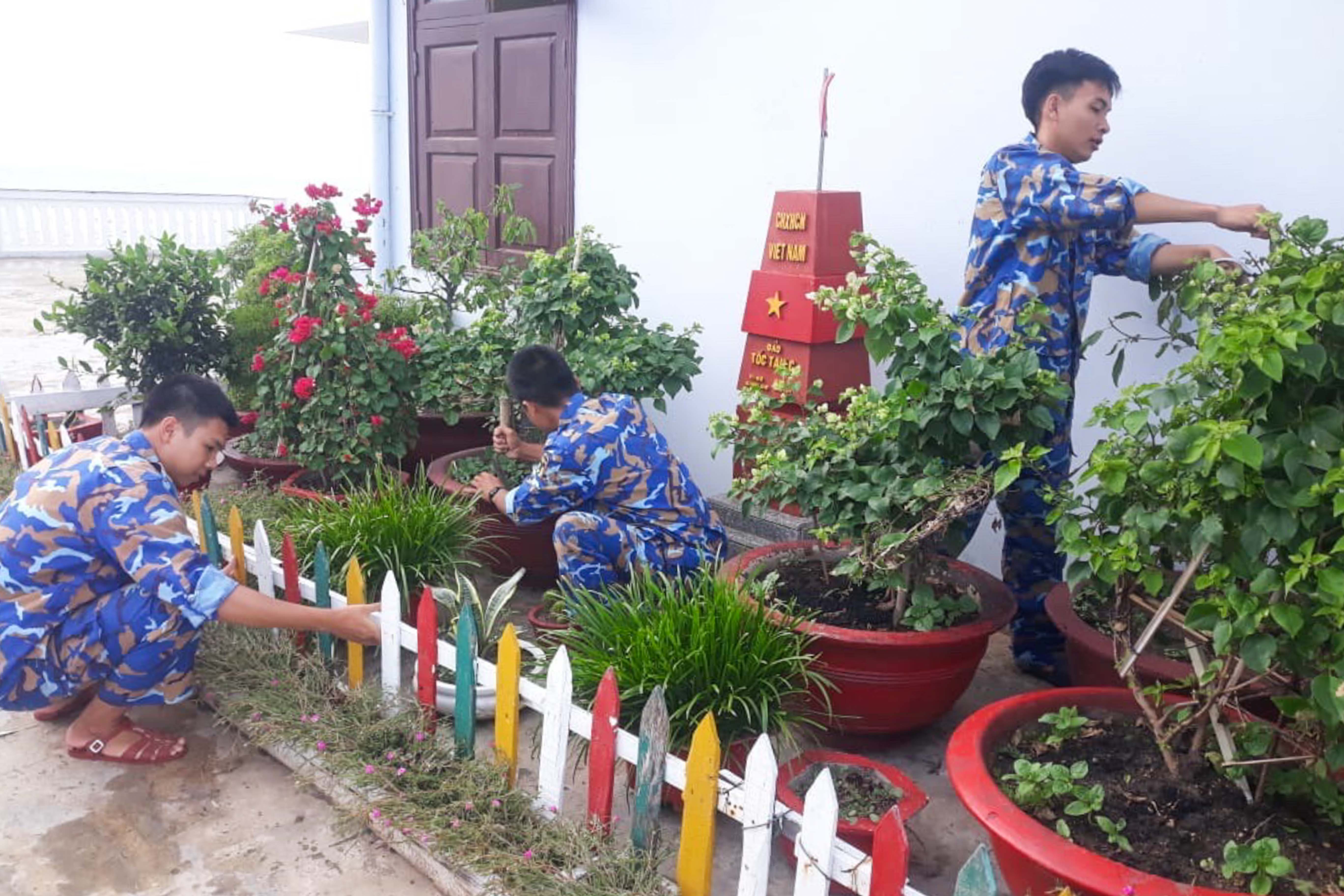 Cán bộ, chiến sĩ đảo Tốc Tan chăm sóc cây xanh, tạo cảnh quan môi trường xanh, sạch, đẹp