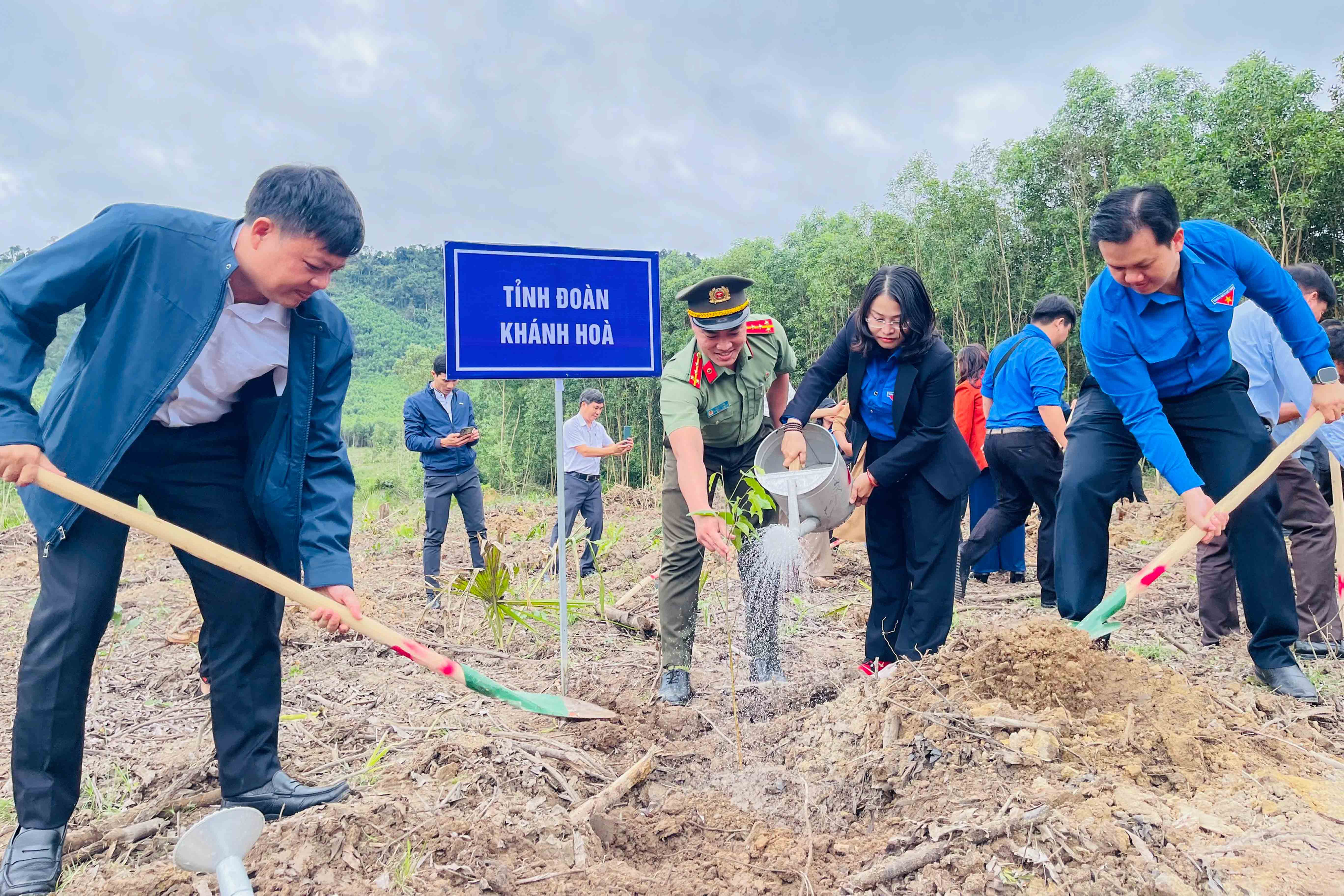 Các đại biểu trồng cây tại xã Khánh Hiệp