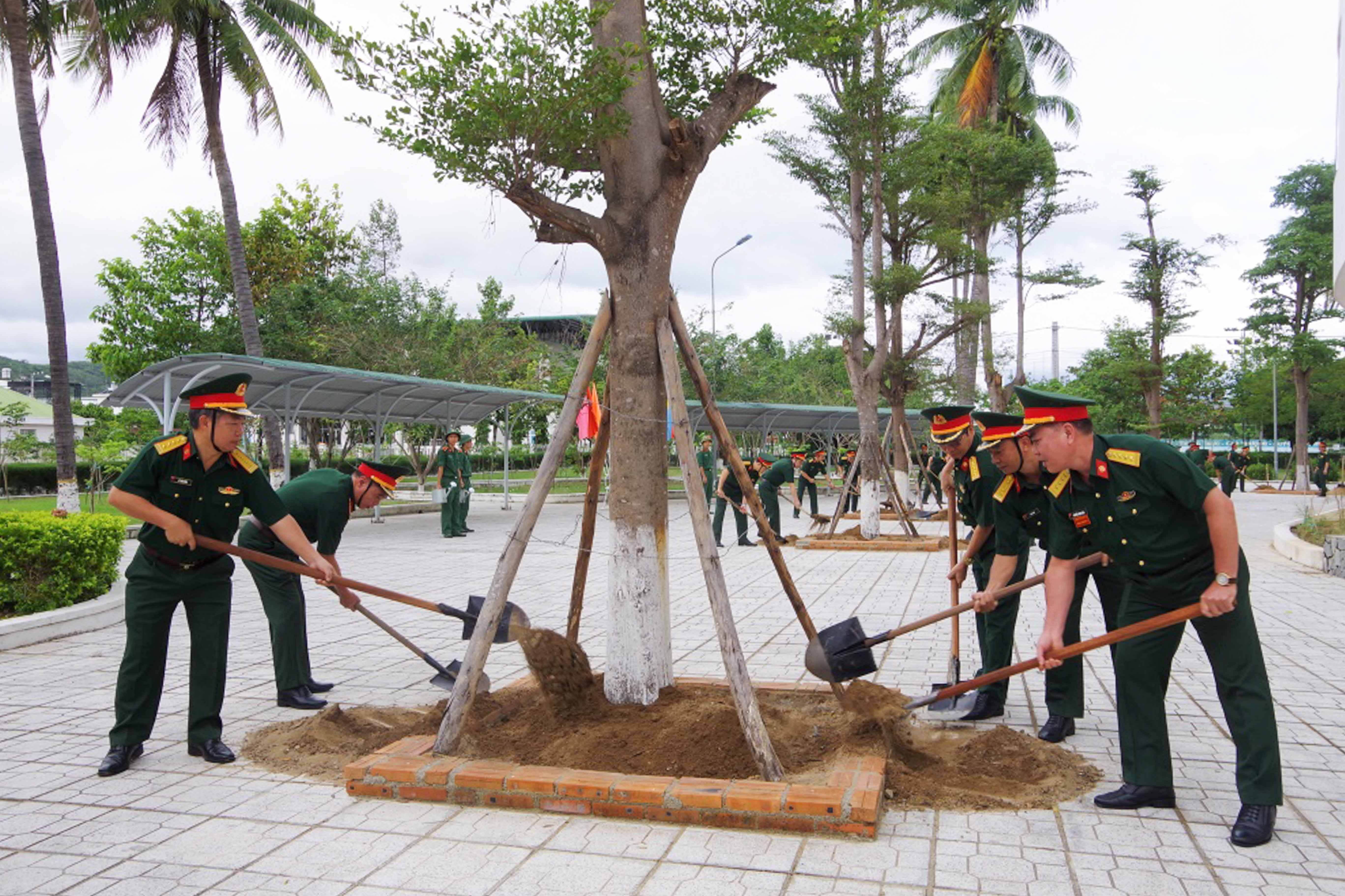 Ban Giám hiệu nhà trường cùng cán bộ, giảng viên tham gia trồng cây xanh.