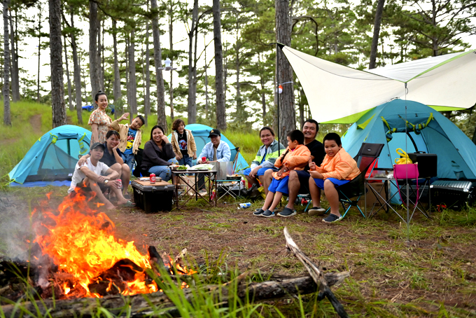 Nhóm camping của gia đình anh Trần Nguyên Hãn cùng các bạn  tại rừng thông trên đèo Khánh Lê.