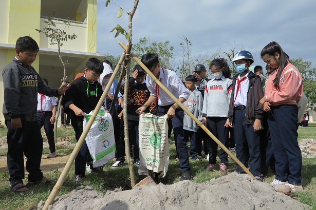 Các học sinh tham gia trồng cây. 