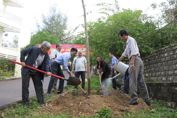 Lãnh đạo, cán bộ nhà trường tham gia trồng cây xanh. 