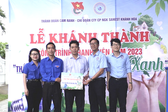 Đại diện 2 đơn vị trao biển tượng trưng công trình cho xã Cam Phước Đông.