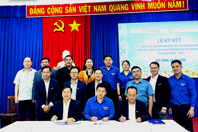 Anh TRẦN ANH TUẤN - Bí thư Tỉnh đoàn: Trong năm 2023, Tỉnh đoàn sẽ sớm triển khai các nội dung như: Ra mắt Trung tâm Hỗ trợ thanh niên khởi nghiệp và Cổng thông tin điện tử hỗ trợ thanh niên Khánh Hòa; tổ chức talkshow tư vấn hướng nghiệp, khởi nghiệp; tổ chức gameshow truyền hình “Cuộc đua khởi nghiệp” mùa 2; hành trình khởi nghiệp - kết nối thương mại; chương trình bồi dưỡng nâng cao kiến thức quản trị kinh doanh, áp dụng chuyển đổi số cho thanh niên khởi nghiệp; xây dựng Quỹ hỗ trợ thanh niên khởi nghiệp...