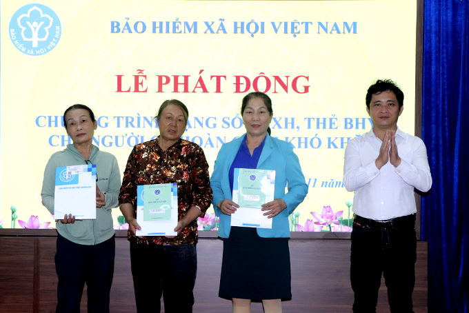 Lãnh đạo Bảo hiểm xã hội tỉnh tặng sổ bảo hiểm xã hội cho người dân có hoàn cảnh khó khăn.