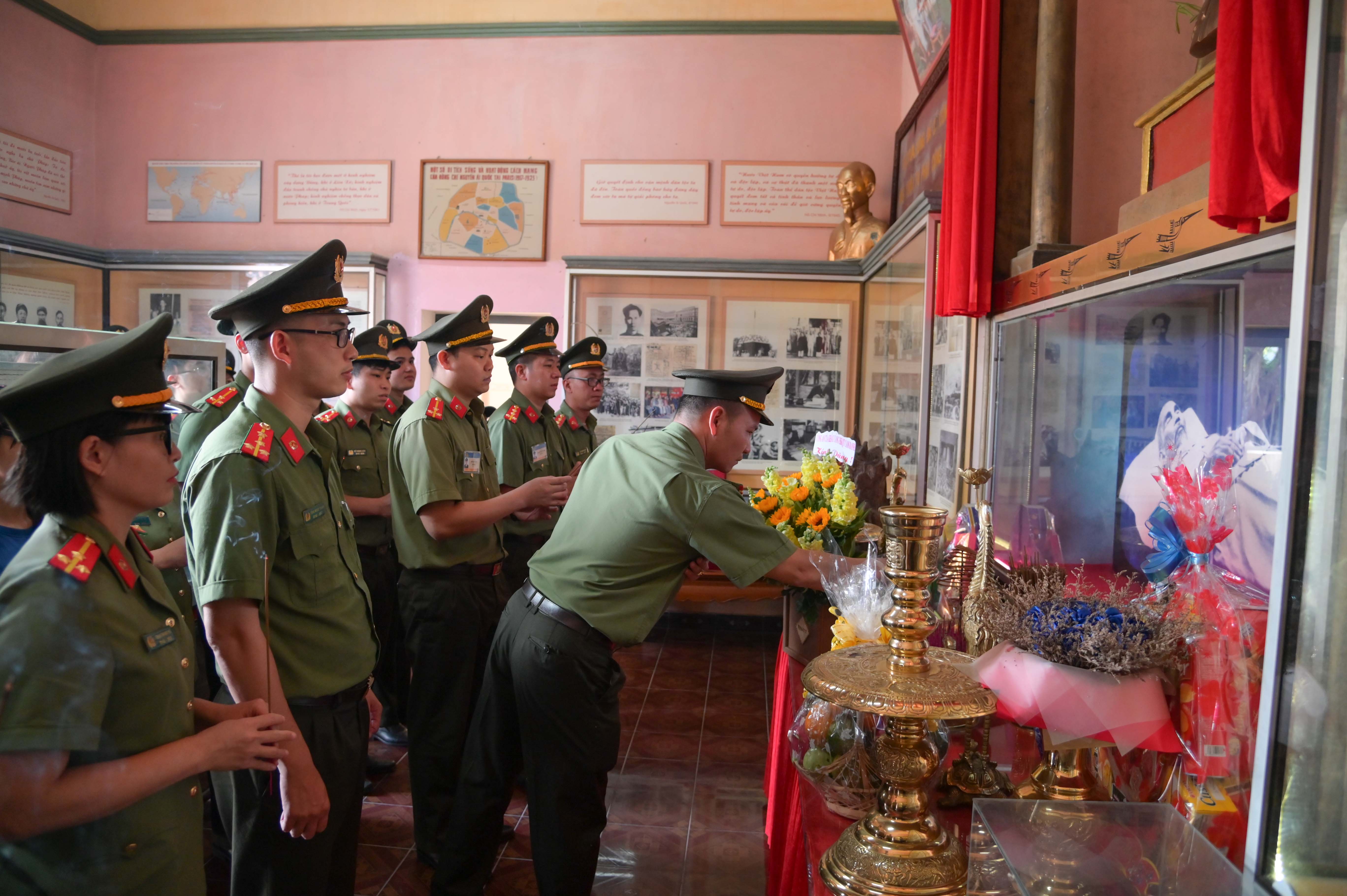 Đoàn dâng hương tại Khu tưởng niệm Chủ tịch Hồ Chí Minh