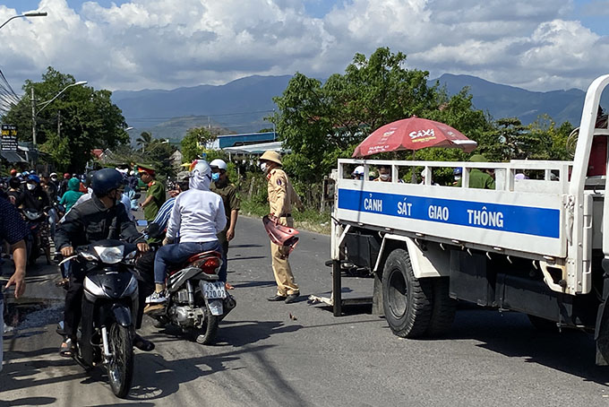 Cảnh sát giao thông thu dọn hiện trường vụ tai nạn.