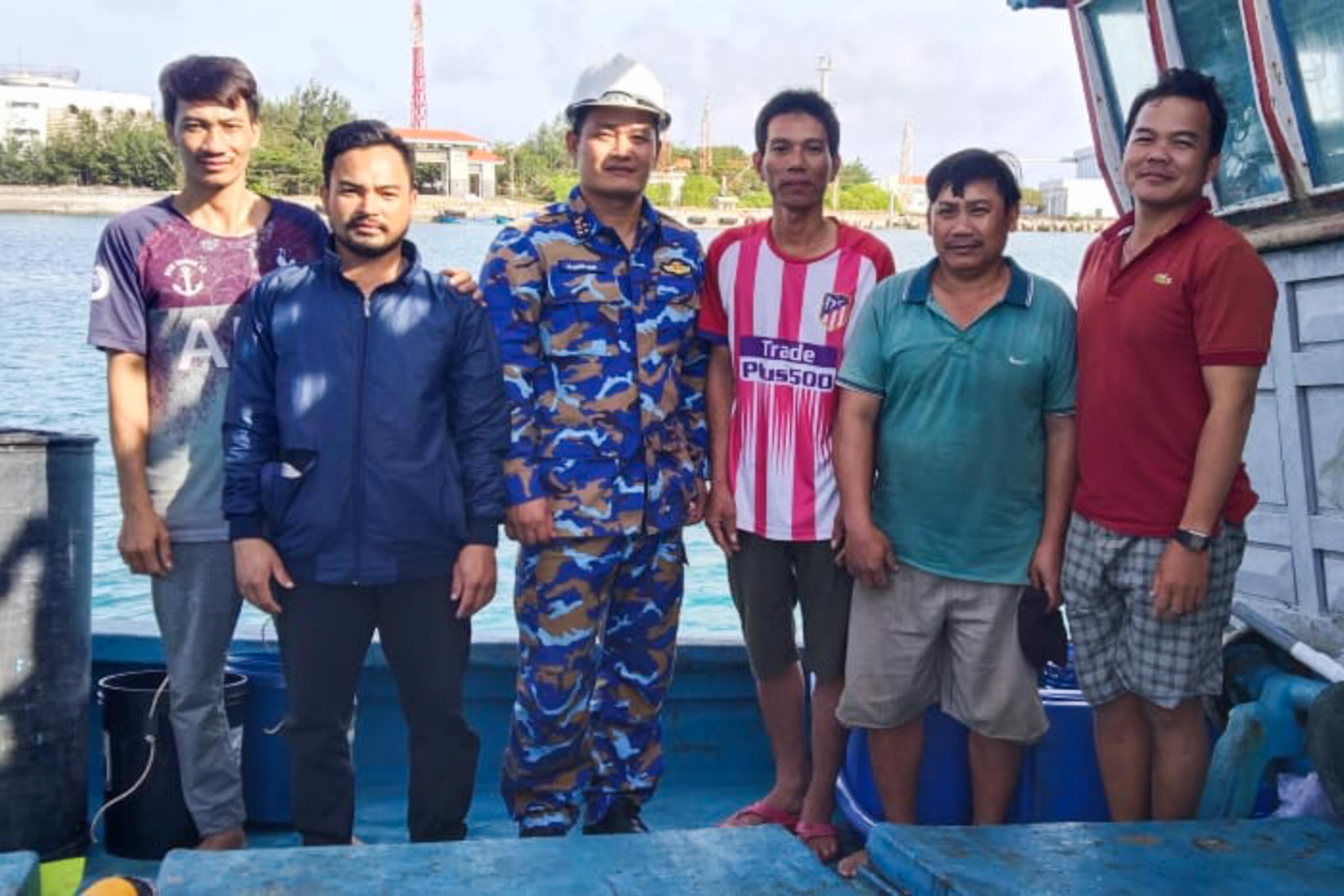 Chỉ huy trưởng Trung tâm Dịch vụ Hậu cần - Kỹ thuật đảo Trường Sa gặp gỡ, động viên bà con ngư dân
